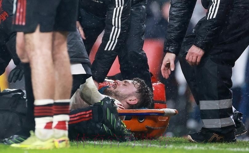 对重伤球员施暴!阿森纳红星遭狂喷:可耻逃红 利物浦全队该揍他 对重伤球员施暴!阿森纳红星遭狂喷:可耻逃红 利物浦全队该揍他